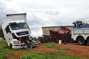 Acidente com duas carretas tem cabine de veículo arrancada no MS